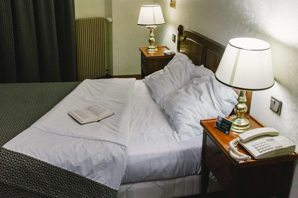 Hotel Saint Christophe Париж Екстериор снимка